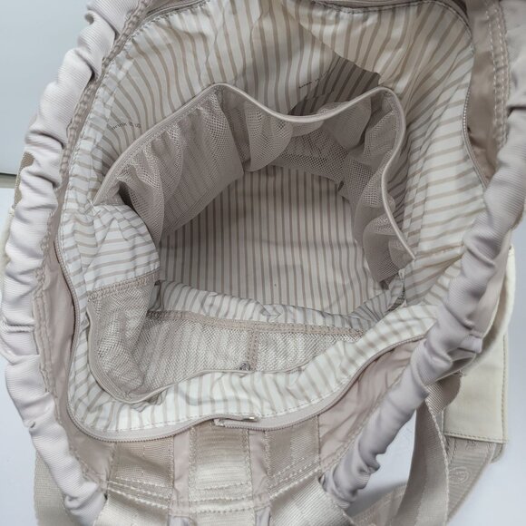 Lululemon Athletica Women's Light Gray Gym Bucket Duffle Bag - Picture 8 of 12